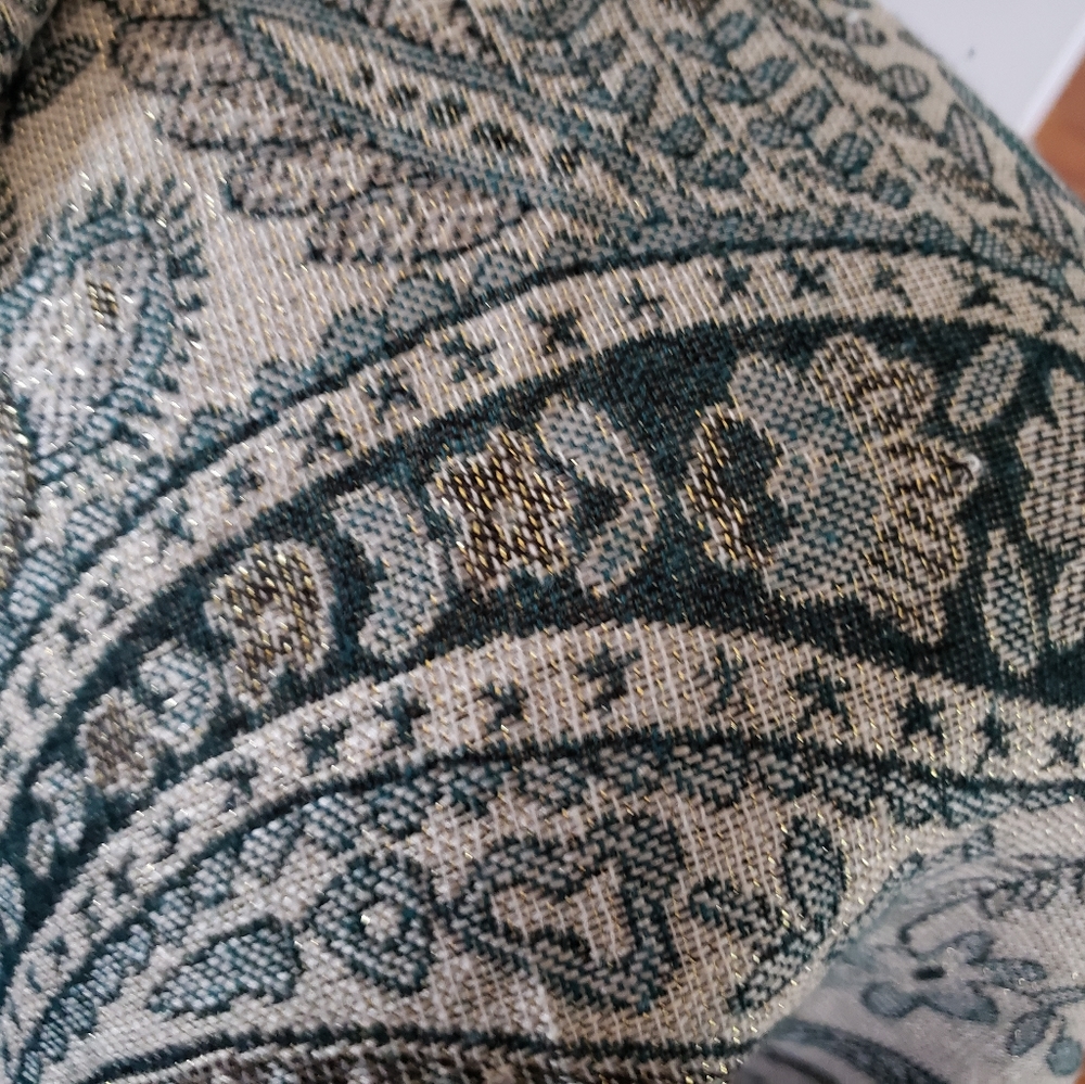 Beautiful Reversable Scarf - Picture 4 of 5